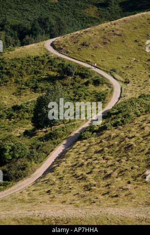 Giovane camminando sul Malvern Hills, WORCESTSHIRE Foto Stock