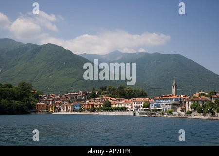 MERGOZZO VILLAGE PRESSO LA TESTA DEL LAGO DI MERGOZZO MONT MASSOPE IN BACKGROUND I LAGHI ITALIANI ITALIA DEL NORD EUROPA Foto Stock