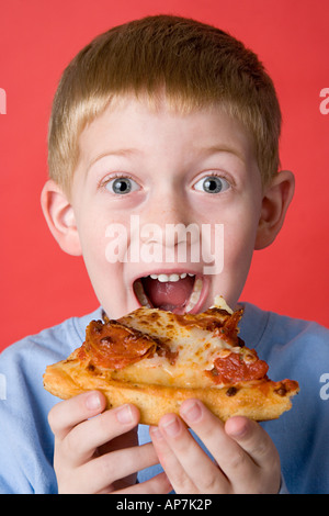 Ragazzo di mangiare la pizza Foto Stock