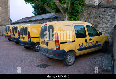 Rurale francese Post Office furgoni parcheggiati fino dopo le consegne di vino di Borgogna REGIONE FRANCIA EUROPA Foto Stock