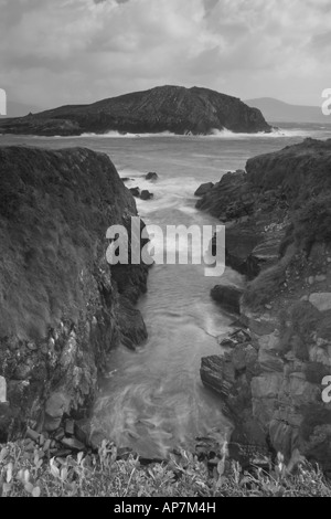 Terreno non lavorato e in ingresso sul Ring di Kerry in Irlanda rivolta verso il prossimo si rigonfiano e onde Foto Stock