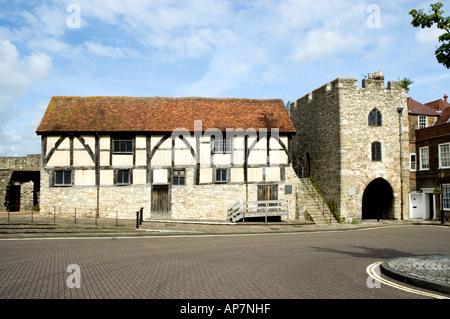 Westgate Hall (precedentemente noto come Tudor Merchant's Hall) è adiacente al Westgate nelle mura della città vecchia di Southampton. Foto Stock