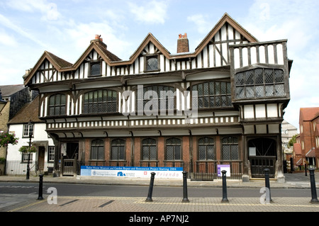 Il caratteristico legno Tudor House Museum e Southampton (vista frontale) Foto Stock