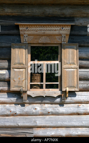 Tradizionale russo finestra in legno nel villaggio di Listvianka, Siberia Lago Baikal, Russia Foto Stock