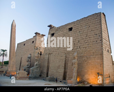 Primo pilone al Tempio di Luxor, Tebe, Alto Egitto, Medio Oriente. DSC 4614 Foto Stock