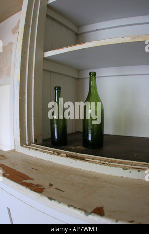 Vecchie bottiglie in un armadio Prugna frutteto mansion Cumberland Island National Seashore georgia p parole chiave vecchio vetro verde blottles Foto Stock