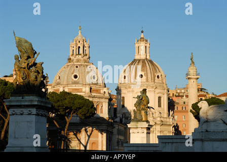 Roma Italia le chiese di Santa Maria di Loreto (sinistra) e SS Nome di Maria (centro) e Trajans colonna (a destra) Foto Stock