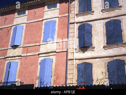 Tipiche case in stile provenzale con accorata finestre con persiane Arles Provence Francia Foto Stock