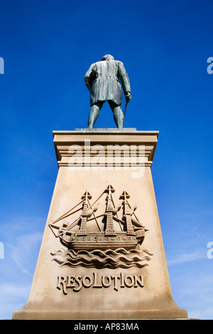 Sculture raffiguranti la nave Risoluzione sullo zoccolo del Capitano Cook statua Whitby North Yorkshire, Inghilterra Foto Stock