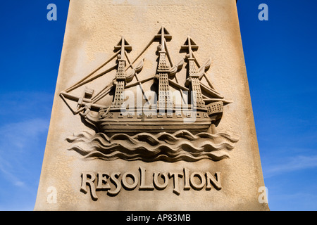 Sculture raffiguranti la nave Risoluzione sullo zoccolo del Capitano Cook statua Whitby North Yorkshire, Inghilterra Foto Stock