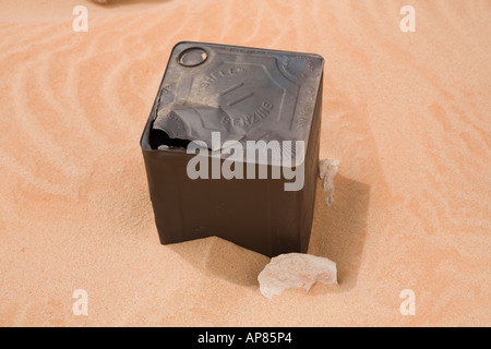 Arrugginendo metallo carburante può con logo Shell left over di WW2 periodo abbandonato in Egitto e nel Deserto Occidentale, Sahara Foto Stock