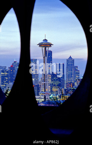 Lo Space Needle circondato da architettura del modulo Modifica scultura su Queen Anne Hill Seattle Washington STATI UNITI D'AMERICA Foto Stock