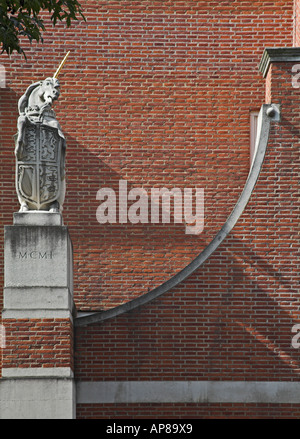 Unicorn araldici che orna le pareti di una biblioteca pubblica nei pressi di Kensington High Street Foto Stock