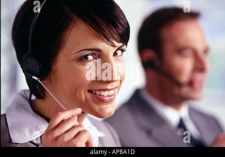 Ritratto di una imprenditrice che indossa gli auricolari e sorridente Foto Stock