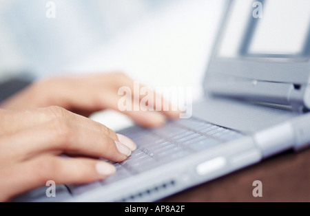 Donna che utilizza un computer portatile Foto Stock