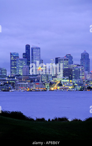 Gli edifici del centro cittadino di Seattle come osservato da tutto il Lago Union Washington STATI UNITI D'AMERICA Foto Stock