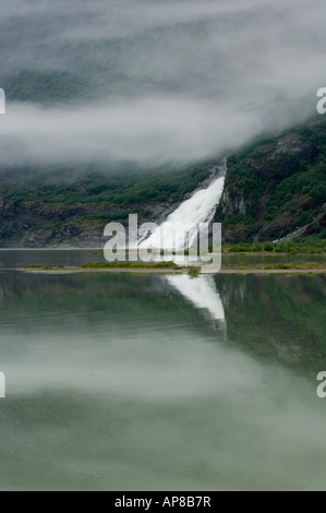 Nugget cade fluisce nel Mendenhall vicino Lago Mendenhall Glacier, Juneau in Alaska, STATI UNITI D'AMERICA Foto Stock