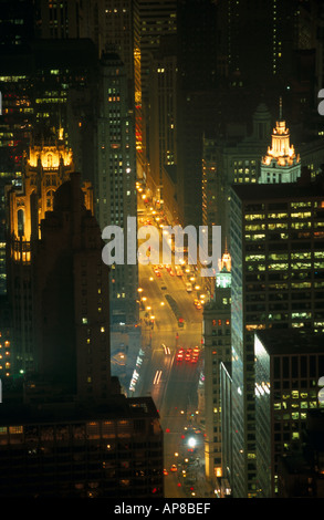 Grattacielo e strada in città visto da John Hancock Center, Wrigley Building, Michigan Avenue, Chicago, Illinois, Stati Uniti d'America Foto Stock