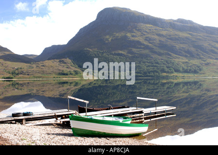 Barche da pesca a loro ormeggi sulla calma Loch Marree, Kinlochewe. Wester Ross. XPL 3484-340 Foto Stock