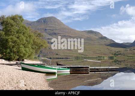 Barche da pesca a loro ormeggi sulla calma Loch Marree, Kinlochewe. Wester Ross. XPL 3485-340 Foto Stock