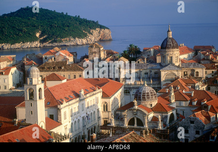 Elevato angolo di visione della città a waterfront, Dubrovnik, Dalmazia, Croazia Foto Stock