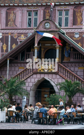 I turisti a outdoor cafe, Mulhouse, Alsazia, Francia Foto Stock