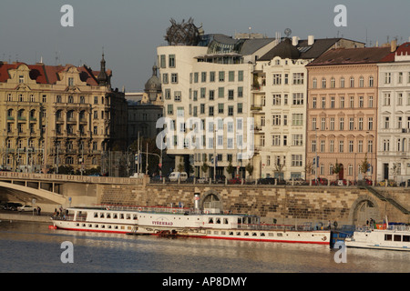 La Danza di edificio o Tanenci Dum o Fred and Ginger edificio sorge sulla Moldava vicino Resslova e Ponte Jiraskov Foto Stock