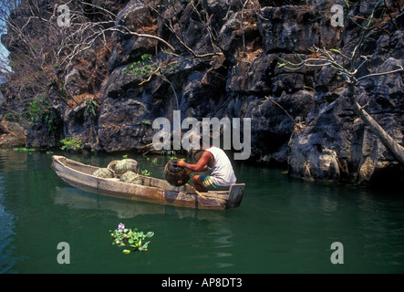 1, uno, uomo messicano, pescatore, pesca con trappola di pesce, pesca, canoa fiume Papagayo, Fiume Papagayo, vicino a Puente Viejo, Guerrero Membro, Messico Foto Stock