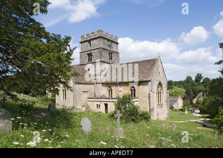 La chiesa della Santa Croce nel villaggio Costwold di Avening, Gloucestershire Foto Stock