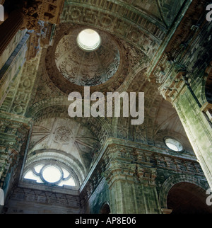 Basso angolo vista del soffitto ornato di chiesa, Galizia, Spagna, Europa Foto Stock