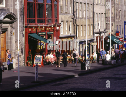 dh High Street ROYAL MILE EDINBURGH, l'artista di strada che busking Intrattenimento High Street caffè all'aperto scena gente città estate Foto Stock