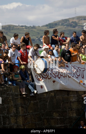 La folla di popolo basco guarda Sokamuturra bull in esecuzione evento seduti sulla parete del porto di Puerto Viejo de Algorta Paese Basco Foto Stock