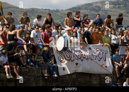 La folla di popolo basco guarda Sokamuturra bull in esecuzione evento seduti sulla parete del porto di Puerto Viejo de Algorta Paese Basco Foto Stock