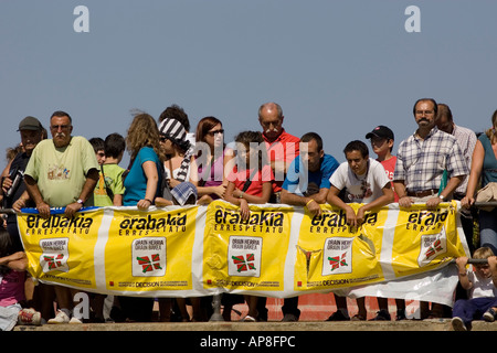 La folla di popolo basco guarda Sokamuturra bull in esecuzione evento dalla parete del porto di Puerto Viejo de Algorta Paese Basco in Spagna Foto Stock