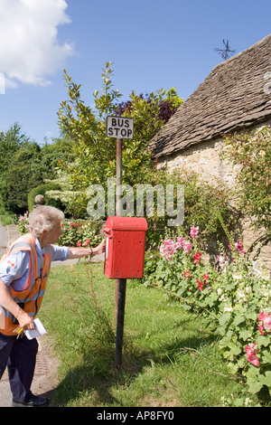 Raccolta della posta rurale in Cotswolds da una casella postale presso Southend Agriturismo vicino a North Nibley, Gloucestershire Foto Stock
