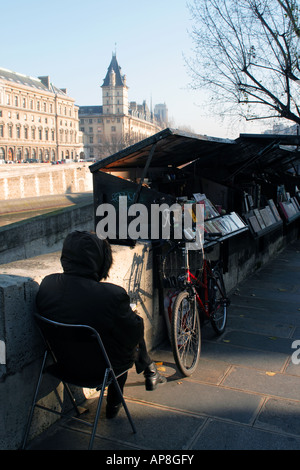 Poster di libri e riviste in vendita sulla riva sinistra del fiume Senna Parigi Francia Foto Stock