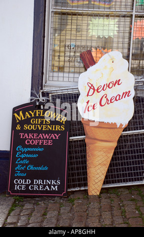 Grandi Devon gelato segno e doni di blackboard accanto a un negozio nel quartiere di Barbican di Plymouth in Devon Foto Stock