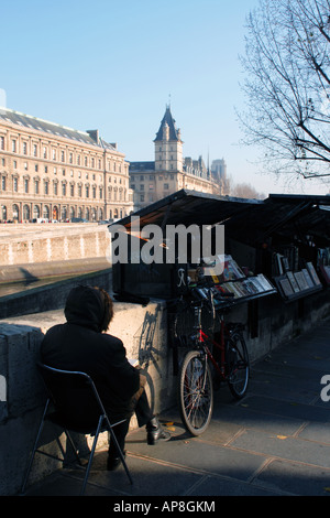 Poster di libri e riviste in vendita sulla riva sinistra del fiume Senna Parigi Francia Foto Stock