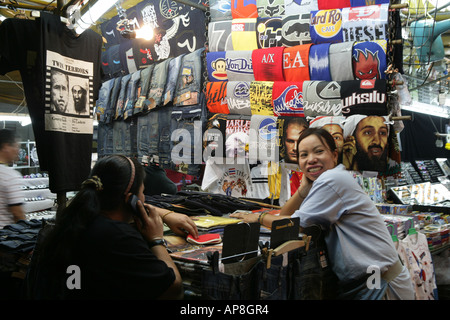 THA, Thailandia, Bangkok, 20.02.2006: Patpong nightmarket nel quartiere a luci rosse. T-shirts Foto Stock