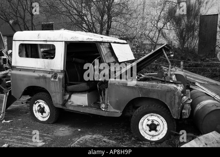 Il vecchio land rover abbandonati sulla massa di rifiuti Foto Stock