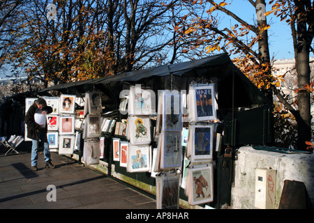 Poster di libri e riviste in vendita sulla riva sinistra del fiume Senna Parigi Francia Foto Stock