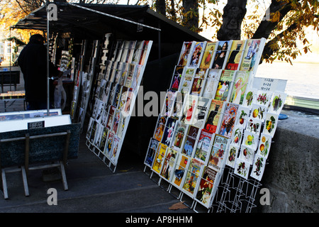 Poster di libri e riviste in vendita sulla riva sinistra del fiume Senna Parigi Francia Foto Stock