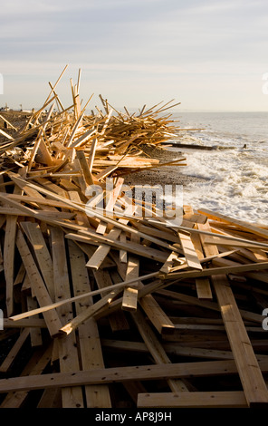 Onde infrangersi su pali di driftwood impilati sulla spiaggia a worthing sussex, Regno Unito. Da sunken 'Ice Prince'. Foto Stock