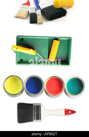 Quattro lattine di colore con pennelli e rullo di vernice totalmente isolato su sfondo bianco gli strumenti hardware Foto Stock