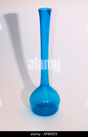 Un sottile vaso a collo alto dal blu vetro di Hebron. Glassblowing a Hebron è un'industria tradizionale Foto Stock