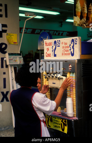 Popolo messicano persona femmina adulta donna fornitore venditore vendita di gelato stand di Città del Messico Distretto Federale del Messico Foto Stock