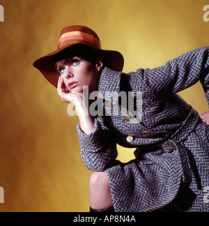 Modello femminile in posa in tweed cappotto anni '70 & floppy Hat Foto Stock