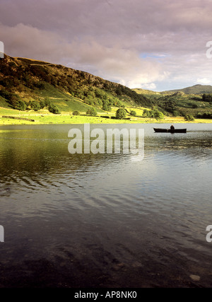 La pesca a mosca sul Watendlath Tarn, Cumbria, Lake District, England, Regno Unito Foto Stock