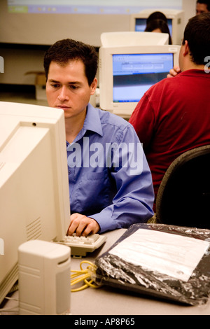 Gli studenti che frequentano workshop su base web ricerche di psicologia Foto Stock