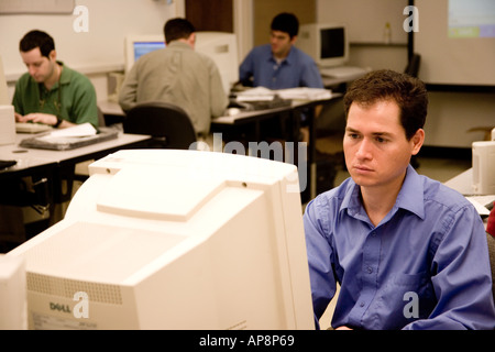 Gli studenti che frequentano workshop su base web ricerche di psicologia Foto Stock